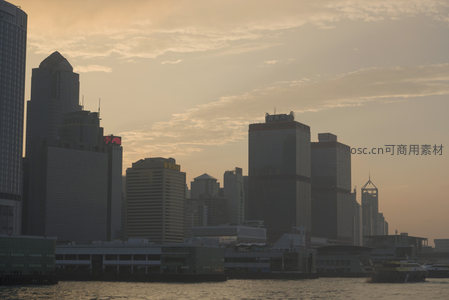 维港日落时分香港岛天际线剪影与水面波光