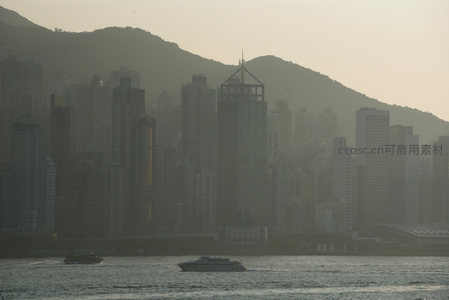 薄雾笼罩下的香港城市天际线与维港航船
