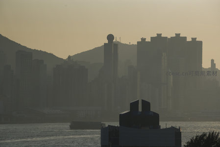香港尖沙咀视角：雾中高楼与雷达塔剪影