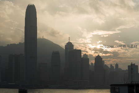 维港日落时分高楼剪影与远山层叠