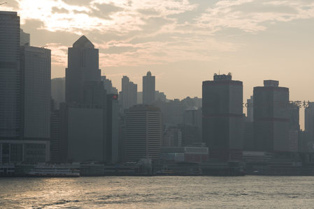 港岛中环建筑群雾中静默晨景