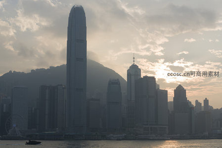 香港天际线云海缭绕中的双子塔辉光