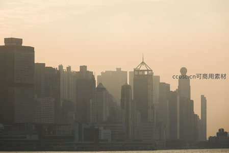 雾霭中的香港中环天际线，经典地标建筑若隐若现