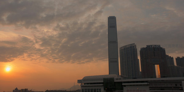 香港IFC大厦晨曦剪影，云层漫卷映衬现代都市轮廓