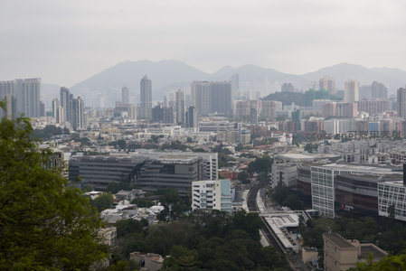 阴天港岛全景视角，山海城一体的立体都市格局