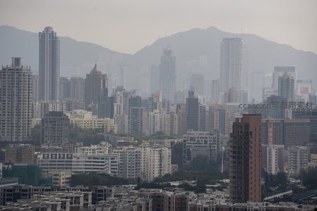 雾中摩天楼群剪影，现代玻璃幕墙与旧式住宅对比鲜明