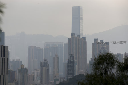 标志性超高层耸立雾中，周边楼宇环绕，山影朦胧如画