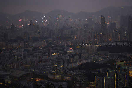 薄暮时分香港全景俯瞰，山城交融雾霭氤氲如水墨画卷