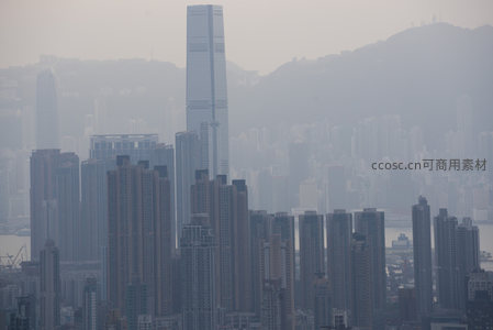 雾霾笼罩下的香港天际线，高楼群隐现于灰蓝雾霭之中