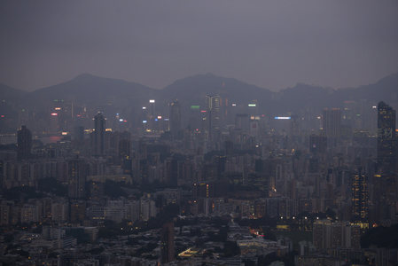 黄昏低光下的香港全景，万家灯火渐次点亮山海之间