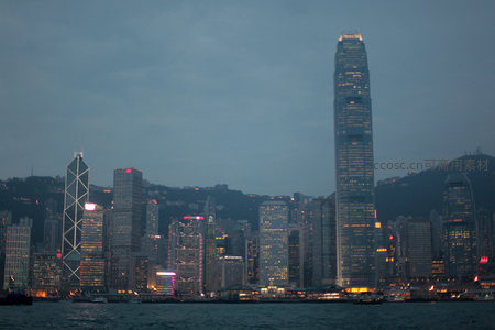 夜幕降临国际金融中心IFC独耸天际，两岸灯火辉映维港盛景