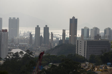 施工吊车旁的港岛东部城市剖面图