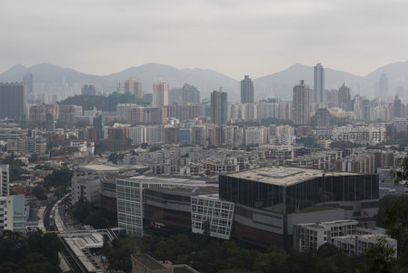 铜锣湾商圈与低层街区的雾中对比视界