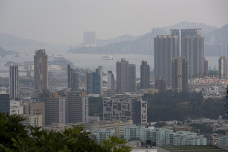 香港维港两岸高楼林立雾霭中的城市天际线