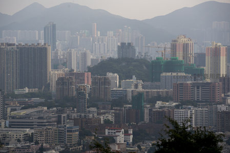 山丘掩映下的香港密集住宅区与在建工地