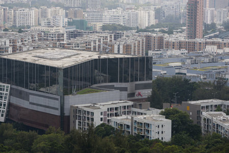 现代玻璃幕墙商业建筑与老旧居民楼对比景观