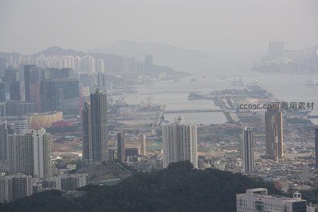 维港沿岸建设现场与摩天楼群共存的都市剖面
