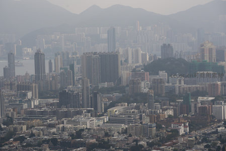 雾霭笼罩下的香港城市天际线航拍全景