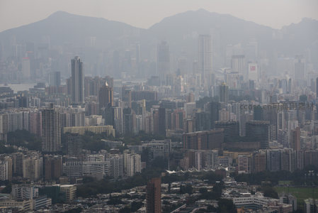 远眺维港两岸高楼林立的香港都市全景