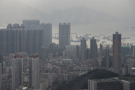 维多利亚港畔密集住宅区与港口作业区航拍