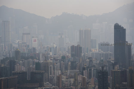 维港两岸高楼林立雾中远景航拍画面