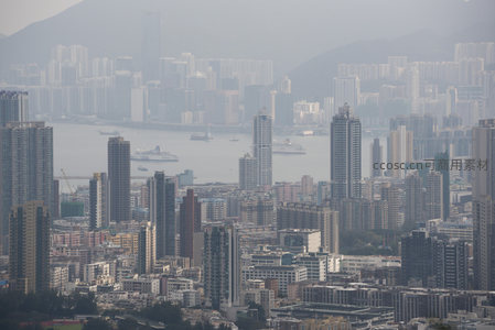 雾霭中的香港维多利亚港城市天际线航拍全景