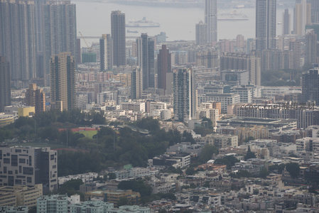 香港市区密集住宅区与绿茵公园交错的中景航拍