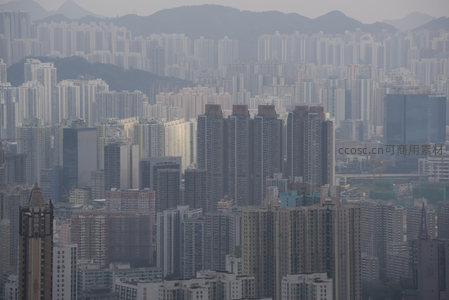 雾中香港高层住宅集群与远山轮廓的纵深构图