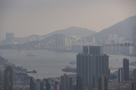 维港两岸高楼对峙与山体环抱的宏观城市格局