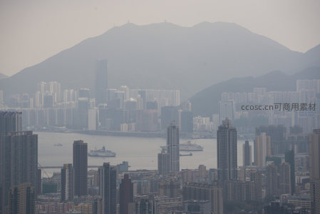 远山为屏、港湾为带的香港城市全景雾景航拍