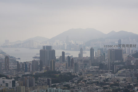 雾霭中的维多利亚港与香港岛城市天际线航拍全景