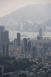 薄雾笼罩下的港岛中环建筑群与远山层叠景观