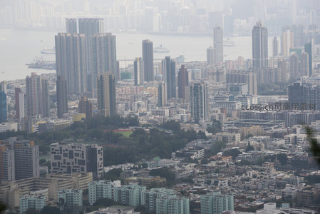 港岛中西区全景航拍，雾气弥漫下的都市肌理与港口活力