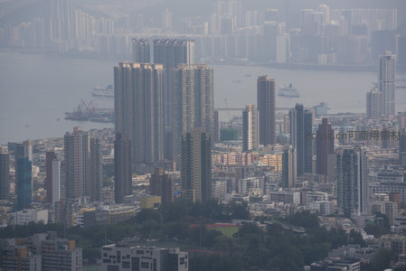 香港岛东区城市景观，密集住宅与商业楼群交织于山海之间