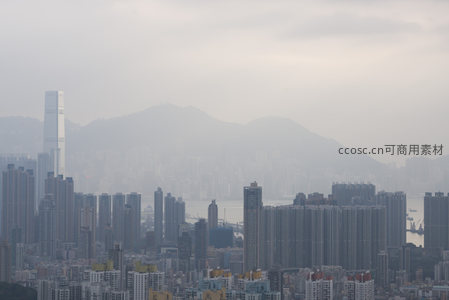 雾霭中的香港维多利亚港城市天际线航拍