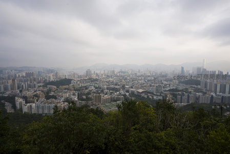 阴云密布下香港岛与九龙半岛的城市肌理