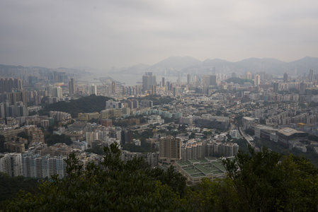 香港维多利亚港全景航拍，高楼林立与青山相映成趣
