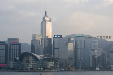 香港维多利亚港晨曦中的中银大厦与现代摩天楼群