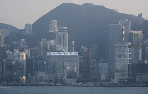 香港维港晨曦城市天际线航拍，山海相映高楼林立
