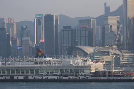 尖沙咀码头邮轮停靠，背景中环金融区高楼林立