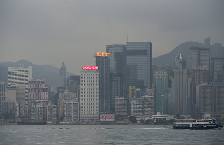 香港中环金融核心区雾中景象，永明金融与Panasonic广告醒目