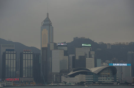 中银大厦领衔的港岛天际线，山城交融的静谧晨景