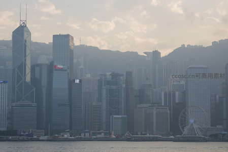 维港全景晨雾弥漫，中银大厦与摩天楼群构成经典都市剪影