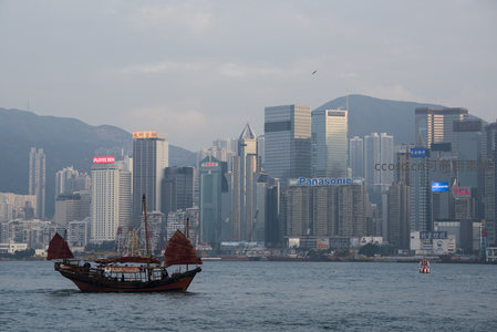 传统帆船驶过现代港都，古今交融的维港诗意瞬间