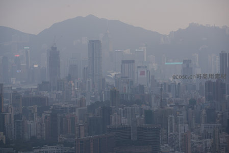 灰霾笼罩下的维港两岸，摩天楼群在朦胧中展现都市密度与韧性