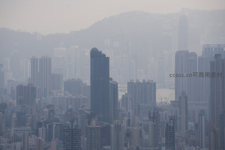 远山近厦交织的港岛全景，雾气弥漫中彰显东方之珠的立体肌理