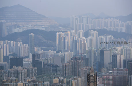 雾霭笼罩下的香港密集高楼群与远山轮廓航拍