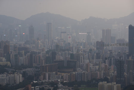 薄雾中的维港两岸都市天际线远景全景图