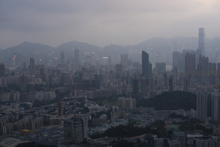 黄昏前雾气弥漫的香港全景城市景观航拍