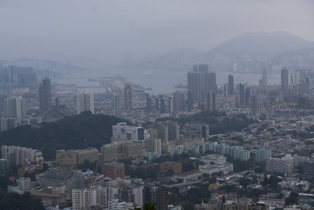 雾中维港两岸高楼林立，山海城市交响曲